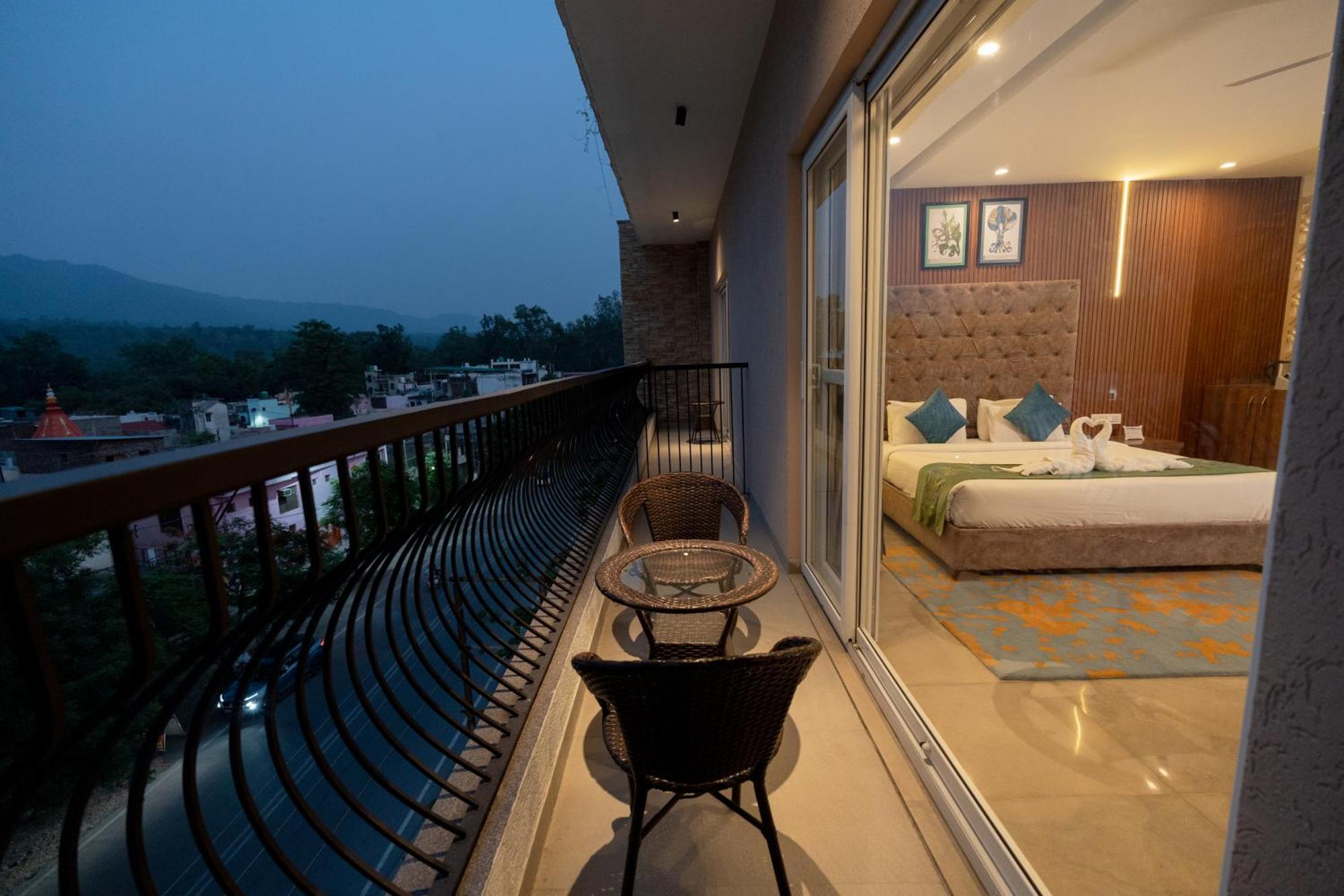 Holywater Hotel By Ganga Kinare #150 Mts From Ganga Ghat Rishīkesh Exterior foto