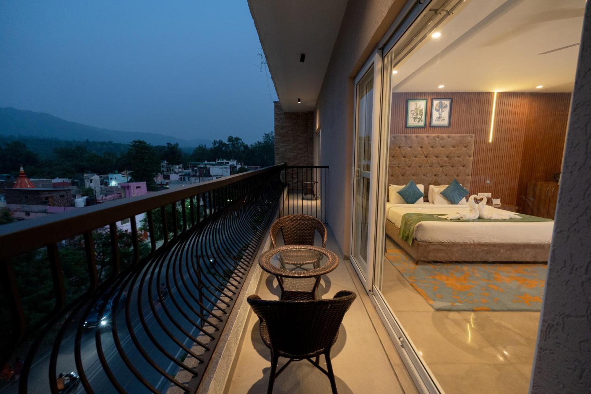 Holywater Hotel By Ganga Kinare #150 Mts From Ganga Ghat Rishīkesh Exterior foto